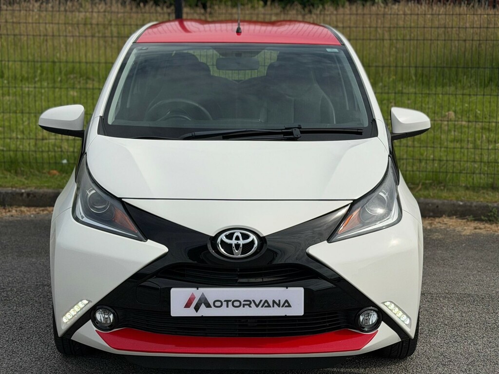 Toyota Aygo Hatchback White #2