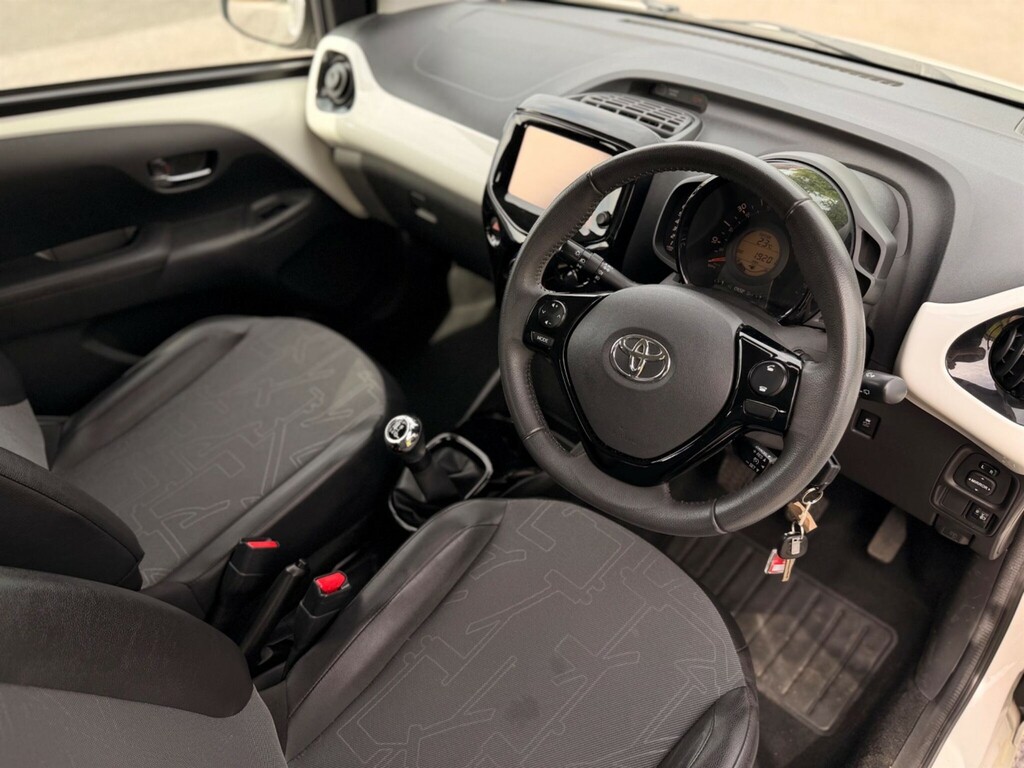 Toyota Aygo 1L Move White #14
