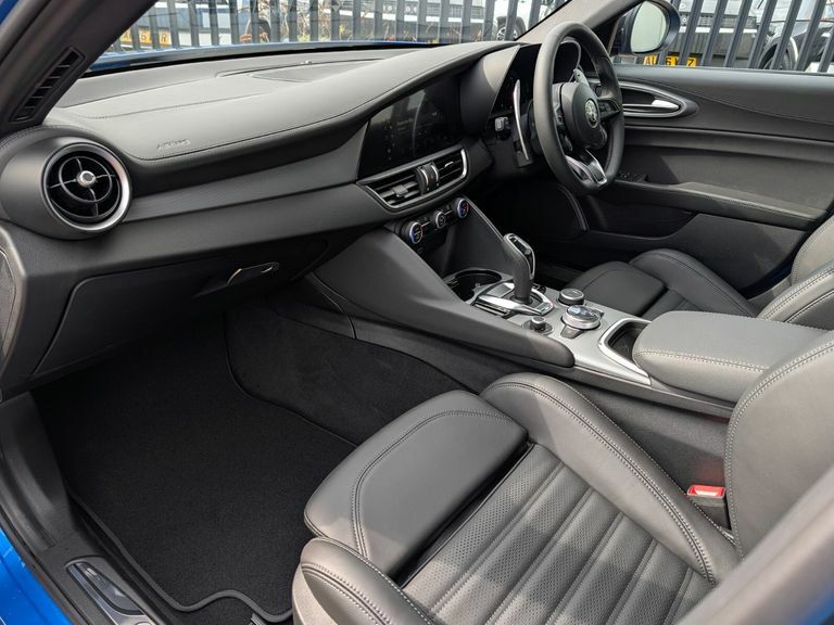 Alfa Romeo Giulia  Black #17