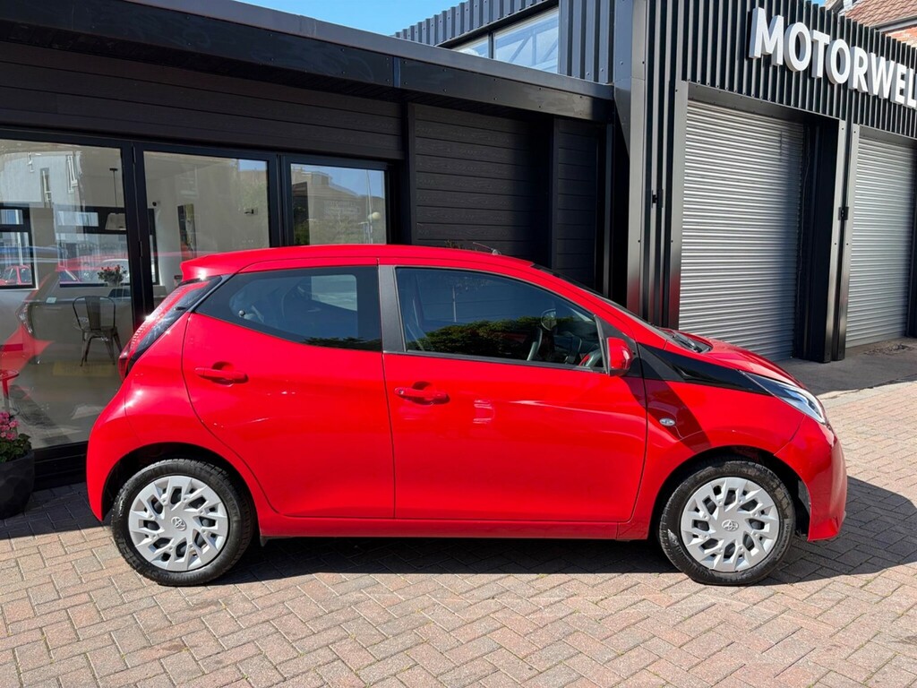 Toyota Aygo 1.0 Vvt-i X-play X-shift Euro 6 Red #4