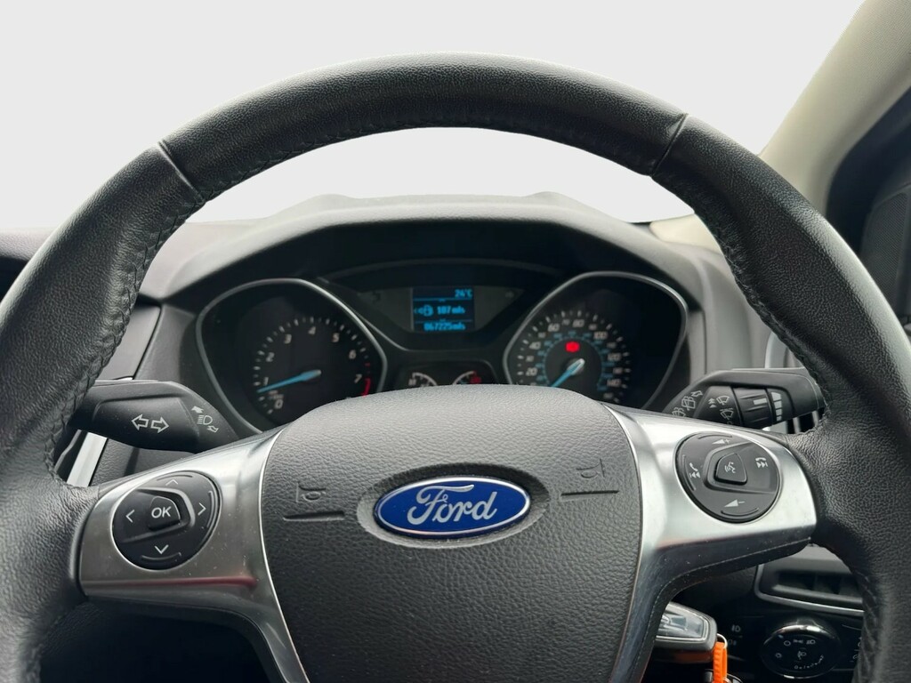 Ford Focus Hatchback Red #4
