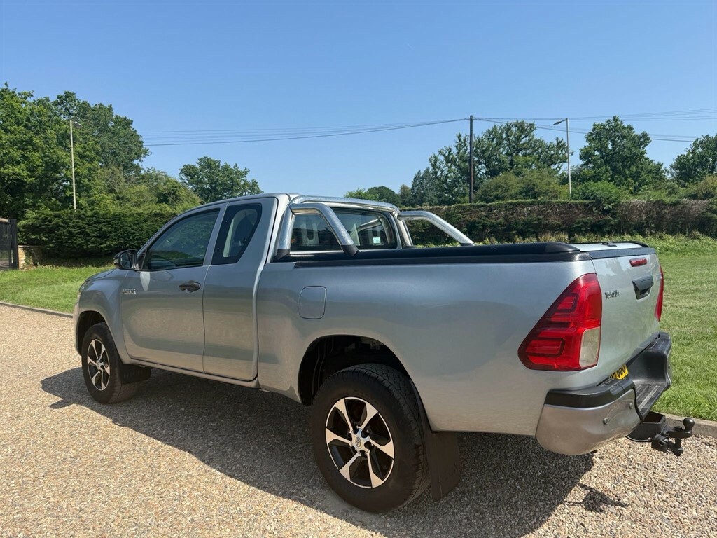 Toyota HILUX 2.4 L 2.4 D-4d Active 4Wd Euro 6 3.5T Silver #4