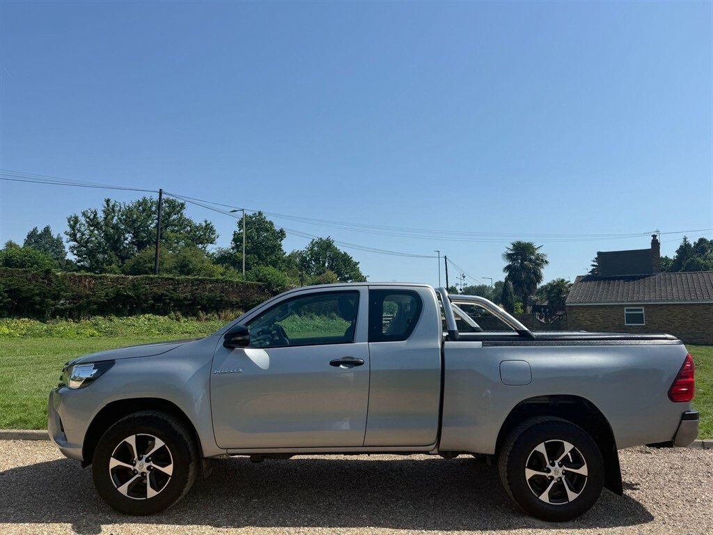 Toyota HILUX 2.4 L 2.4 D-4d Active 4Wd Euro 6 3.5T Silver #2