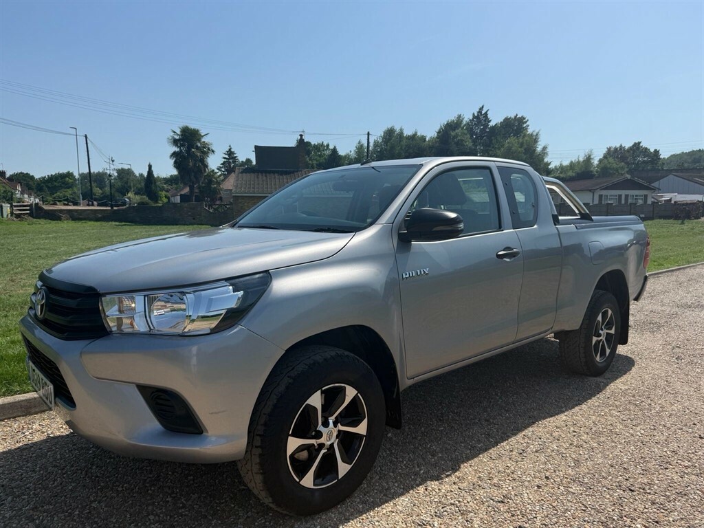 Toyota HILUX 2.4 L 2.4 D-4d Active 4Wd Euro 6 3.5T Silver #3