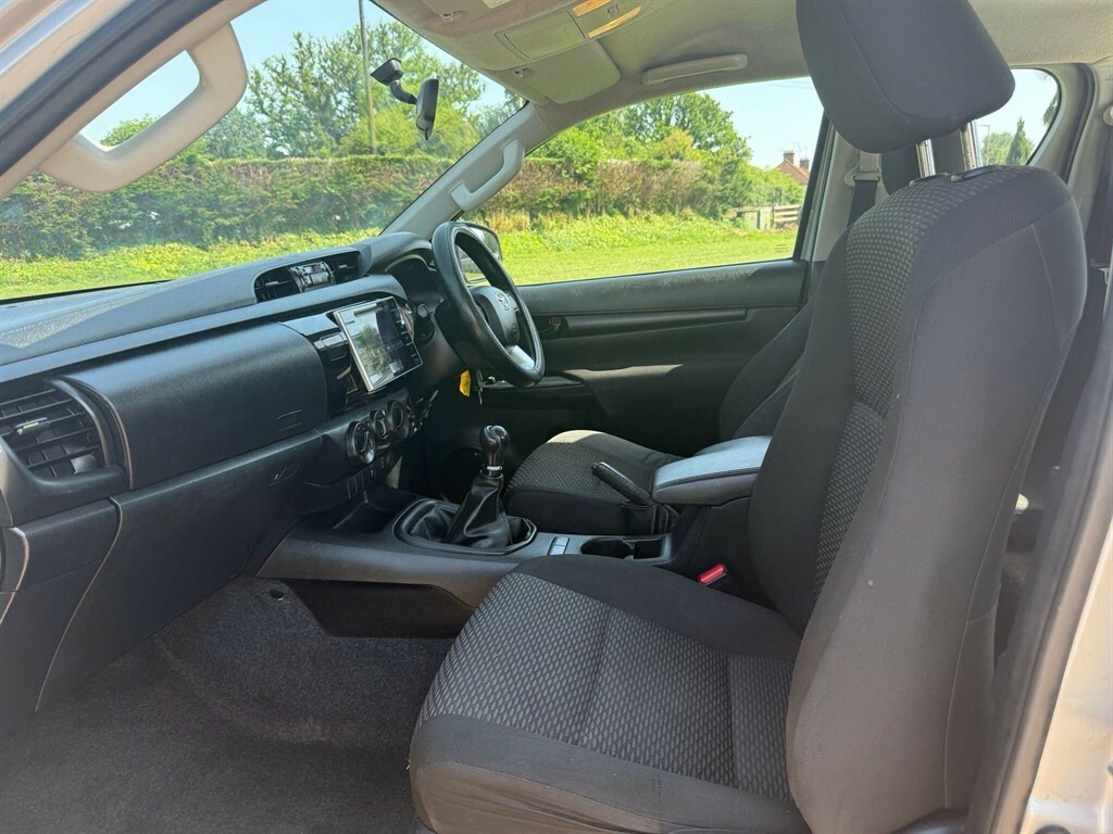 Toyota HILUX 2.4 D-4d Invincible X White #16
