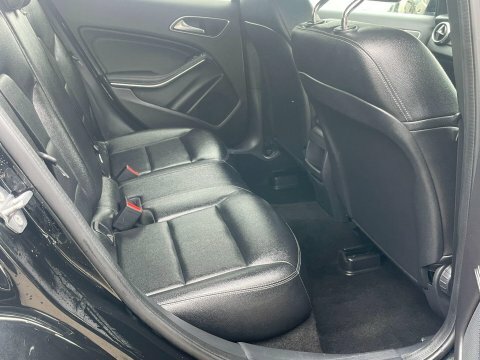 Mercedes-Benz GLA Class Gla 200D Se Black #8