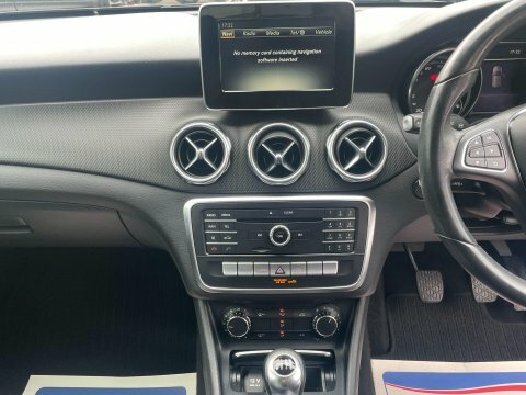 Mercedes-Benz GLA Class Gla 200D Se Black #12