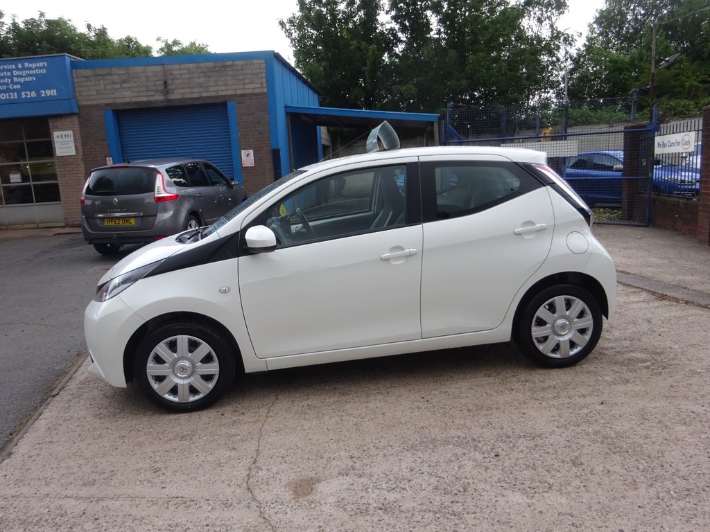 Toyota Aygo 1.0 Vvt-i X-play White #4