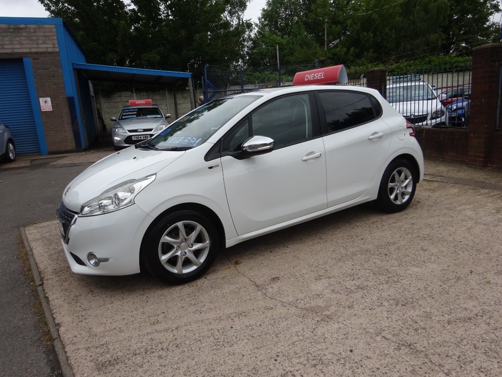 Peugeot 208 1.6 E-hdi Style White #2