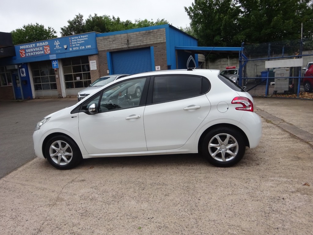 Peugeot 208 1.6 E-hdi Style White #4