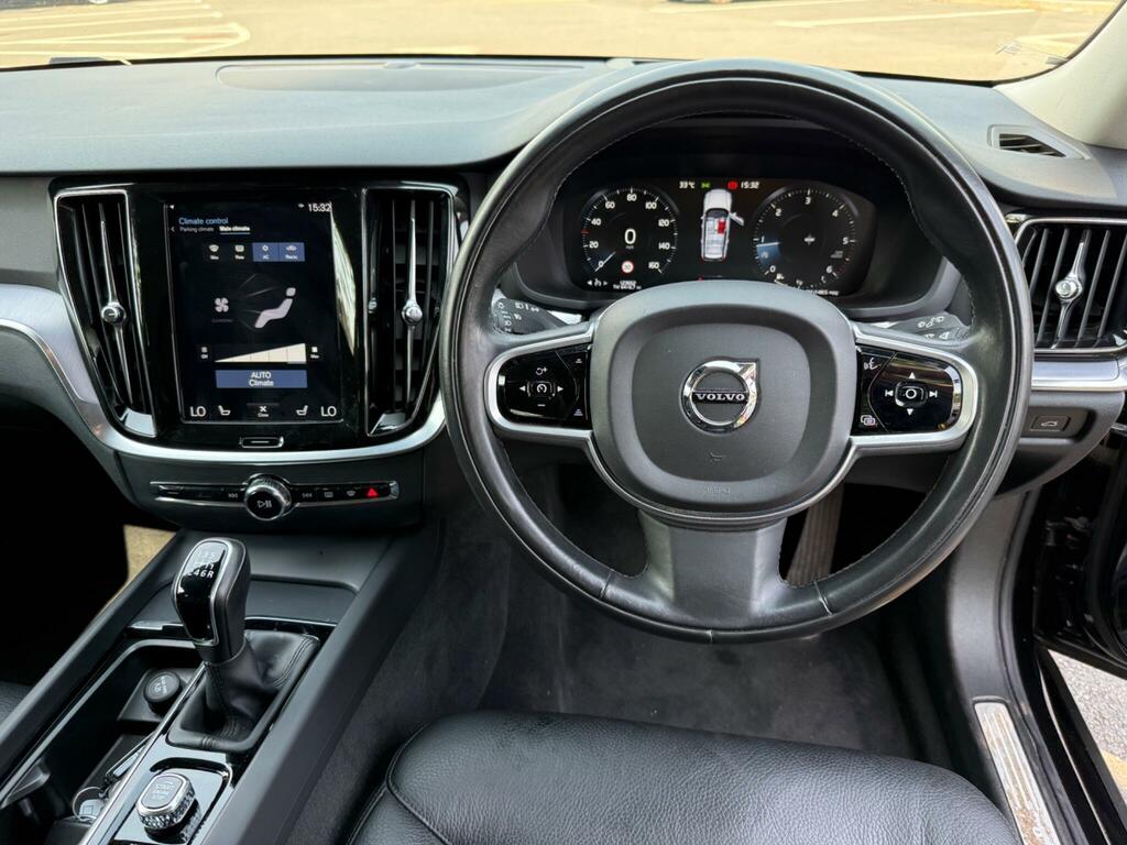 Volvo V60 2.0 D3 Momentum Euro 6 Ss White #39