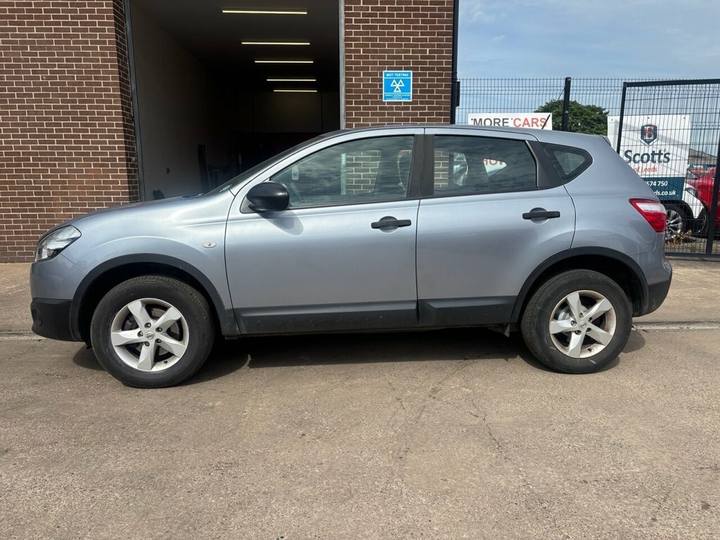 Nissan Qashqai Hatchback Black #4