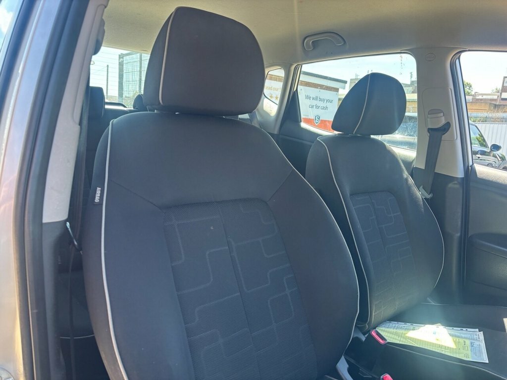 Kia Venga 2 5-Door Red #10