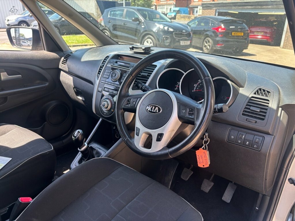 Kia Venga 2 5-Door Red #8