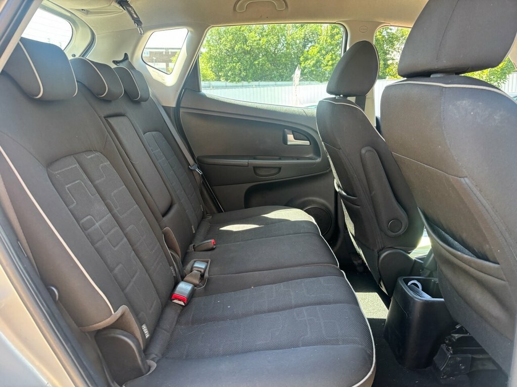 Kia Venga 2 5-Door Red #11