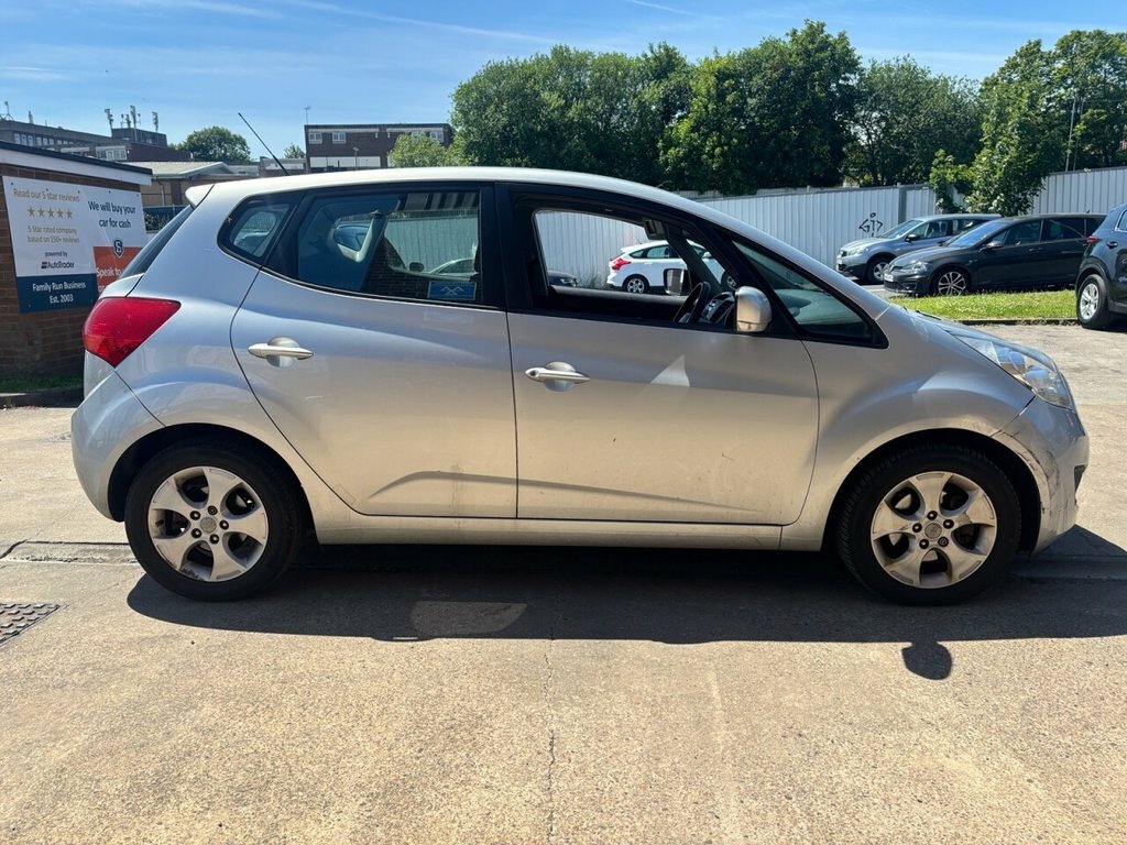 Kia Venga 2 5-Door Red #7