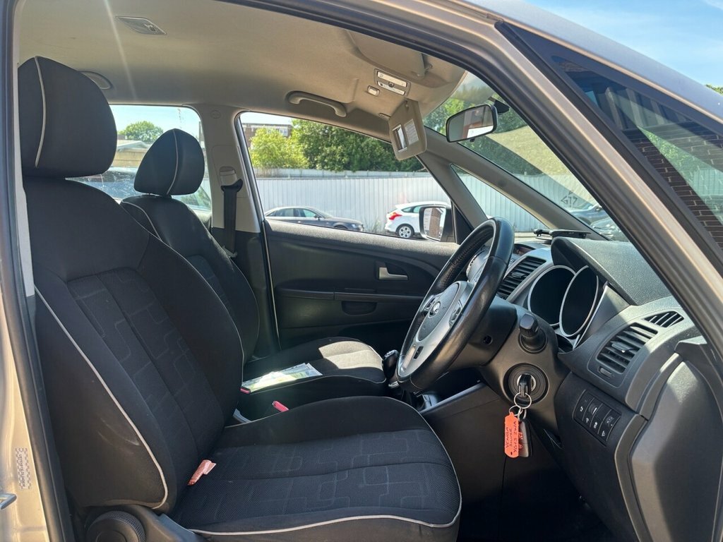 Kia Venga 2 5-Door Red #9