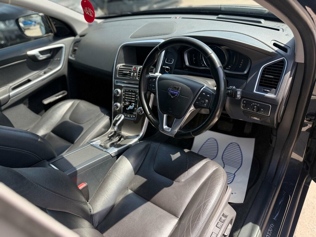 Volvo XC60 2.0 D4 R-design White #21