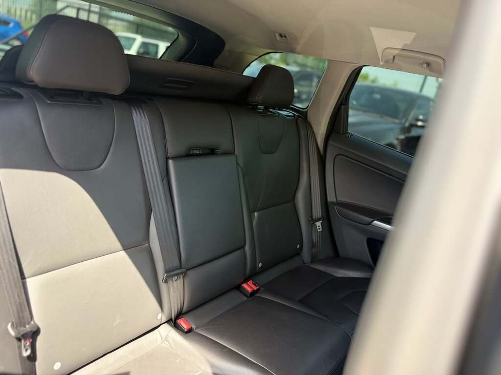 Volvo XC60 2.0 D4 R-design White #29
