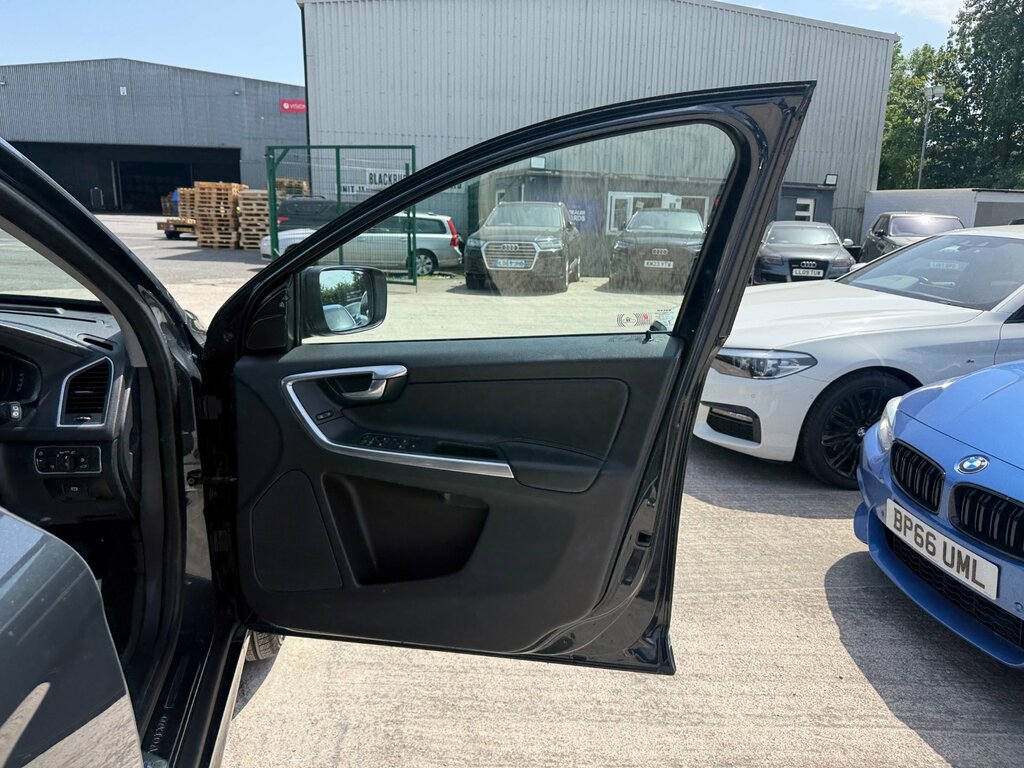 Volvo XC60 2.0 D4 R-design White #41