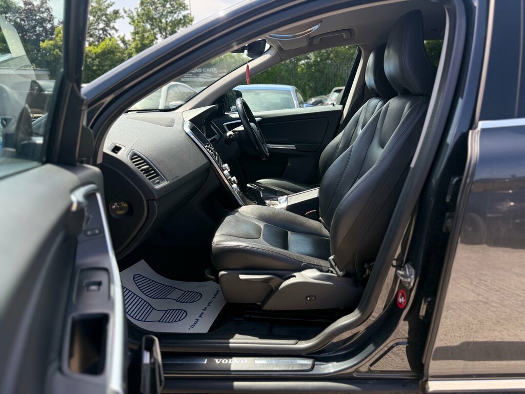 Volvo XC60 2.0 D4 R-design White #25