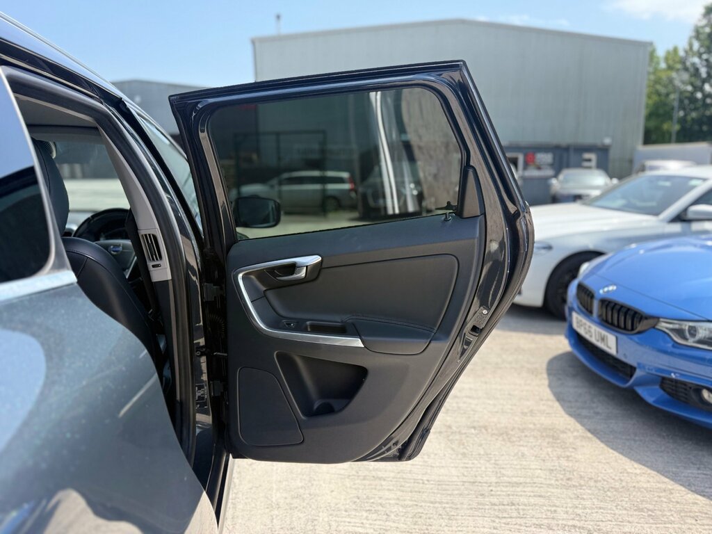 Volvo XC60 2.0 D4 R-design White #42