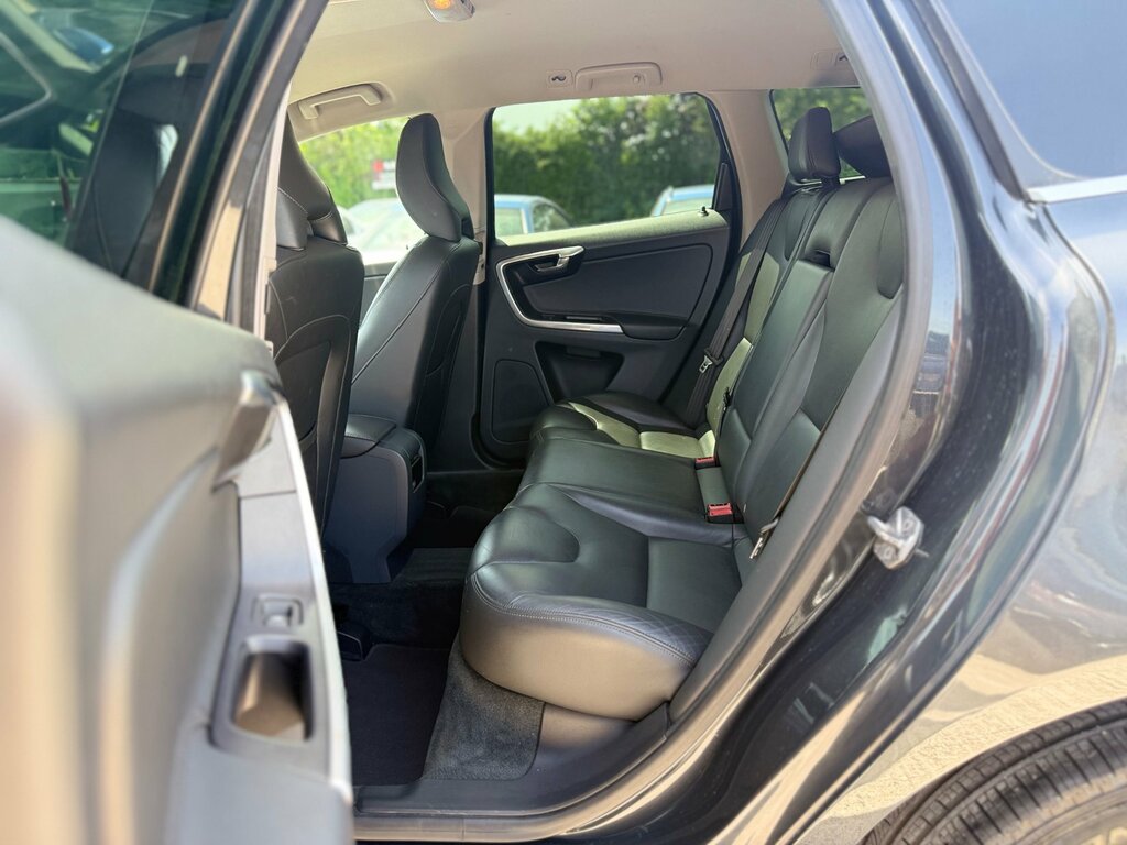 Volvo XC60 2.0 D4 R-design White #31