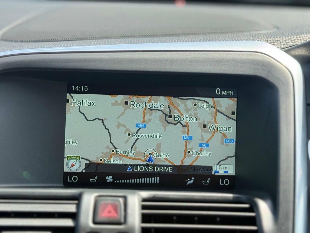 Volvo XC60 2.0 D4 R-design White #35