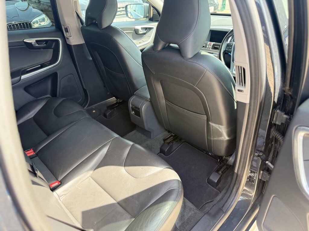 Volvo XC60 2.0 D4 R-design White #27