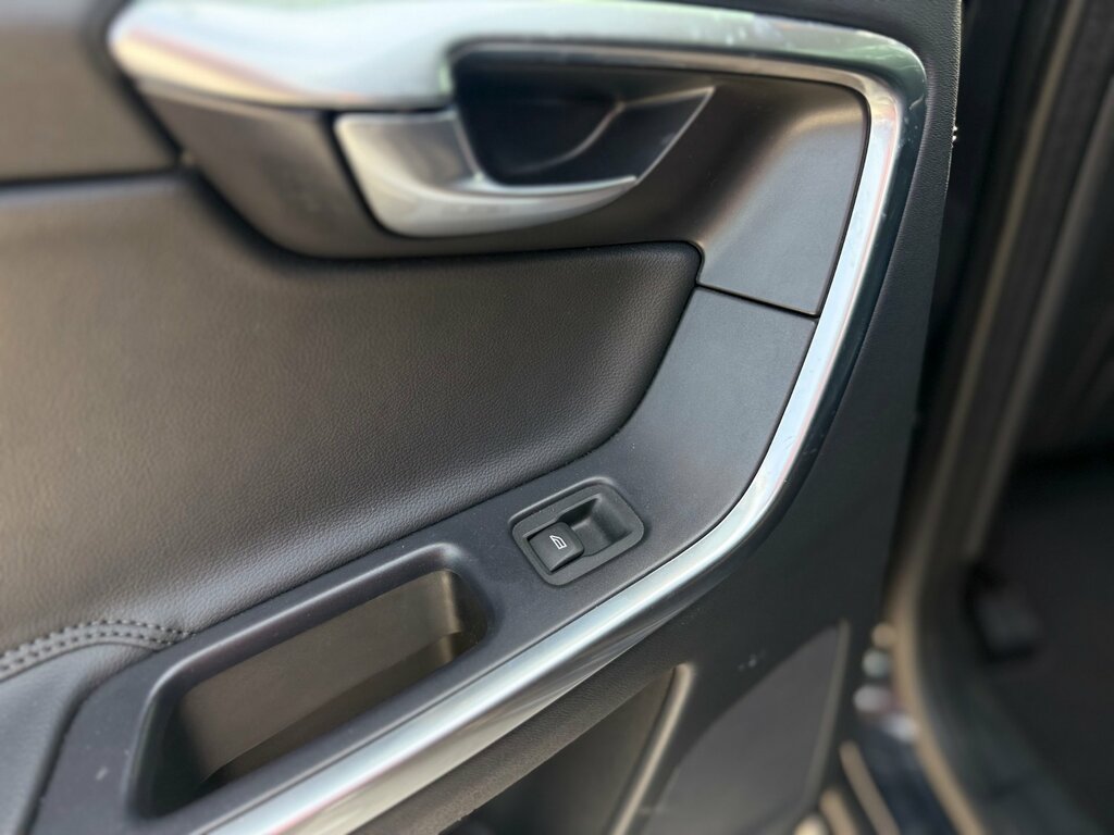 Volvo XC60 2.0 D4 R-design White #48