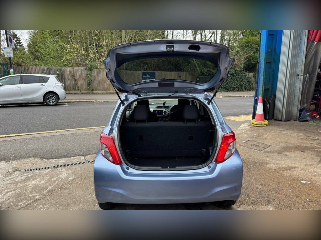 Toyota Vitz Auto White #8
