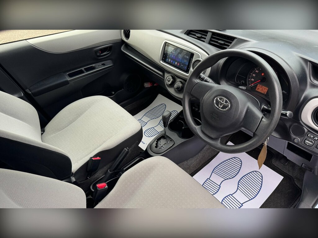 Toyota Vitz Auto White #15
