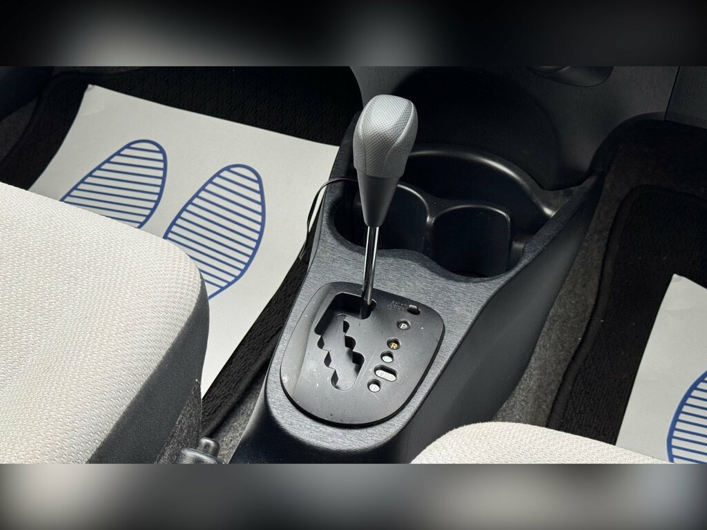 Toyota Vitz Auto White #12