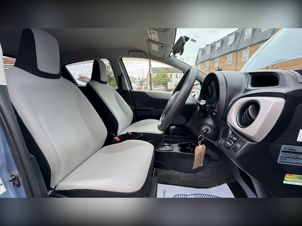 Toyota Vitz Auto White #18