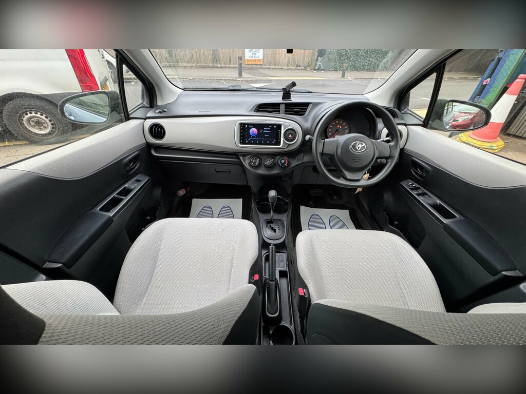 Toyota Vitz Auto White #9