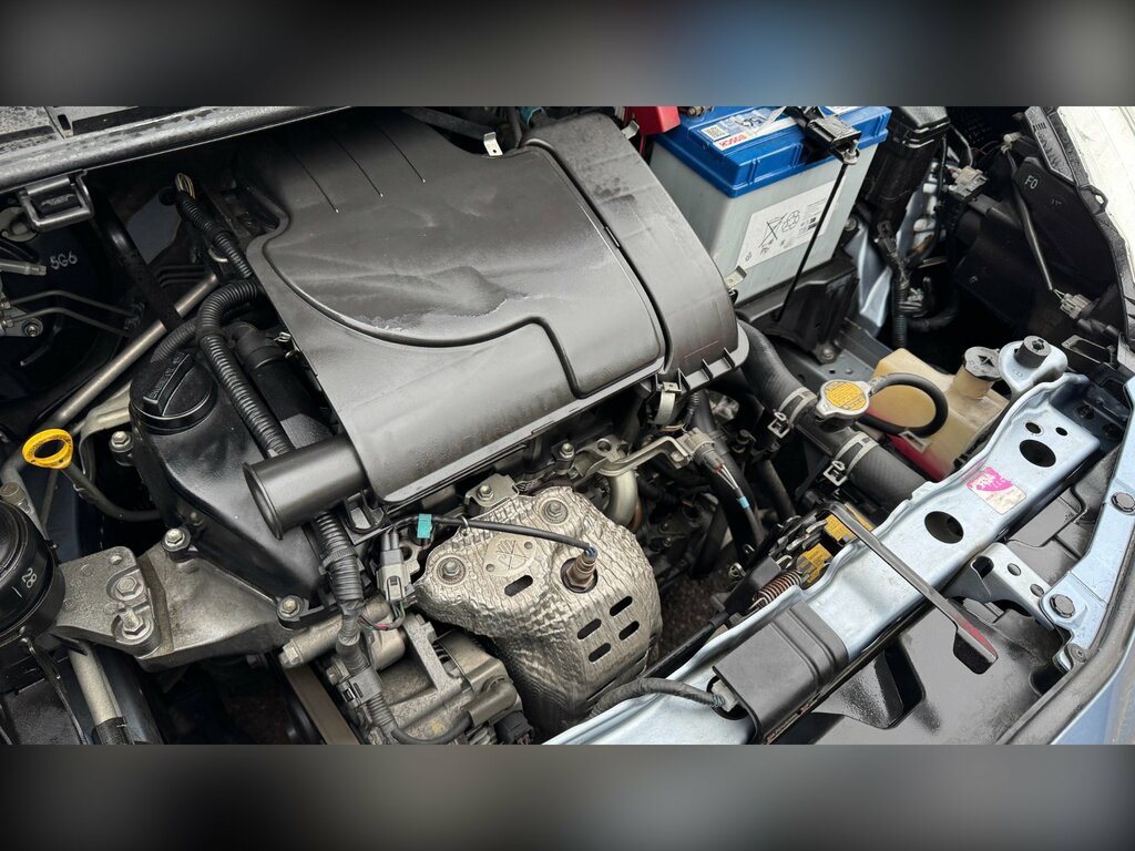 Toyota Vitz Auto White #33