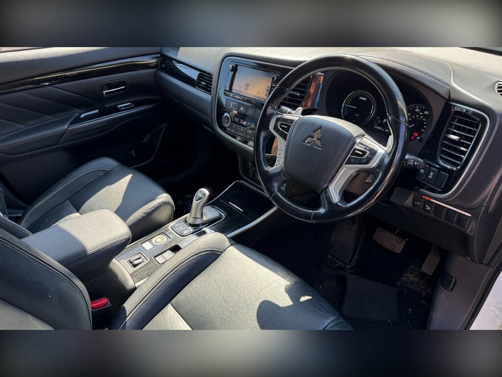 Mitsubishi Outlander 2.0H 12Kwh 4H Suv Plug-in Hybrid Cvt 4W HN17JPV White #5
