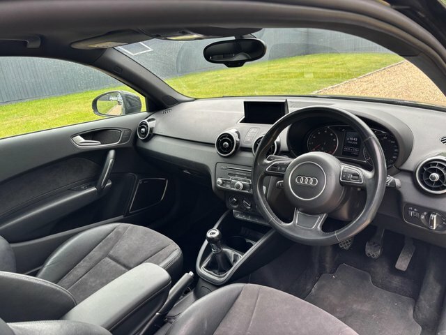 Audi A1 Sportback Tfsi Sport Black #2