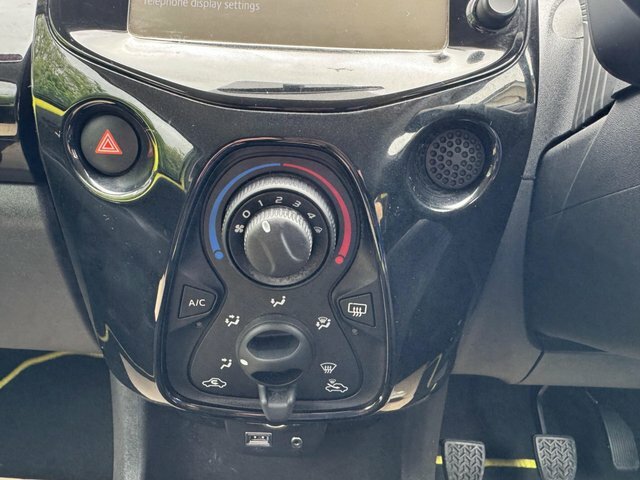 Toyota Aygo Hatchback White #24