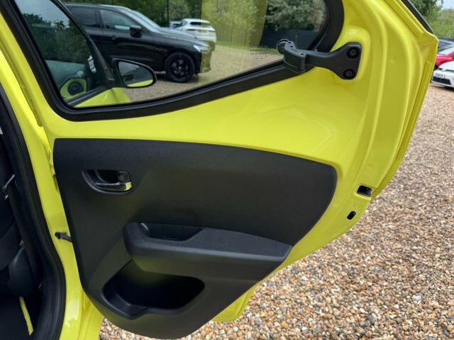 Toyota Aygo Hatchback White #30