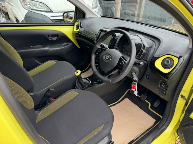 Toyota Aygo Hatchback White #28