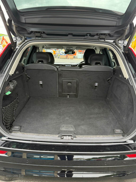Volvo XC60 2.0 B4d Momentum Awd Geartronic YP22WCJ Black #3