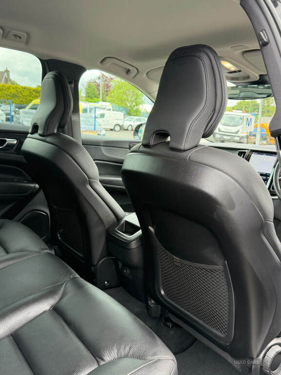 Volvo XC60 2.0 B4d Momentum Awd Geartronic YP22WCJ Black #6