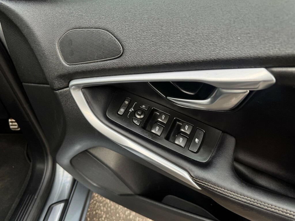 Volvo V40 Hatchback Black #36