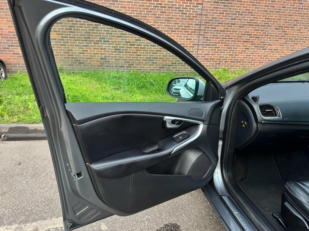 Volvo V40 Hatchback Black #32