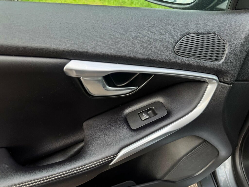 Volvo V40 Hatchback Black #44