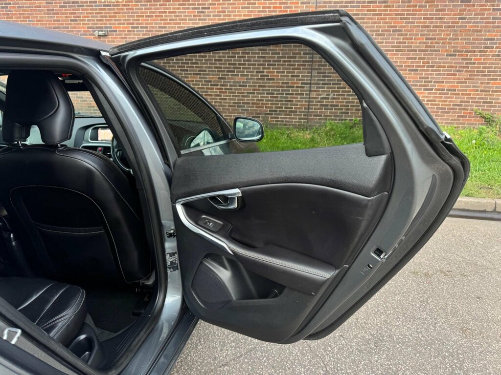 Volvo V40 Hatchback Black #35