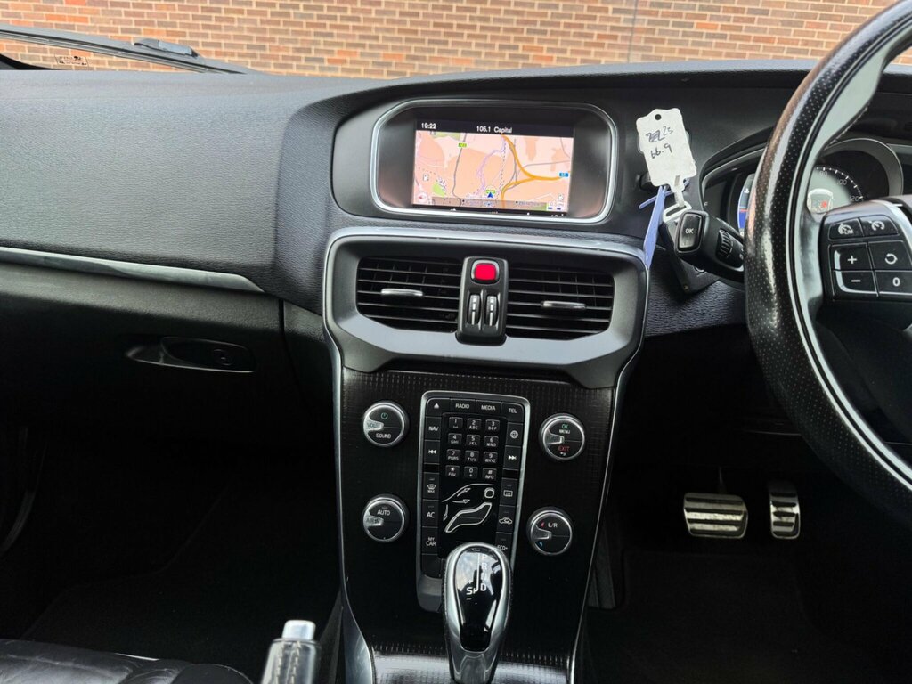 Volvo V40 Hatchback Black #38