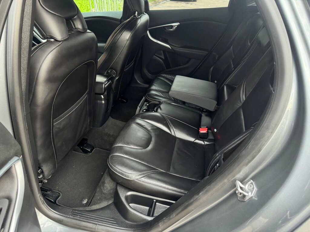 Volvo V40 Hatchback Black #25