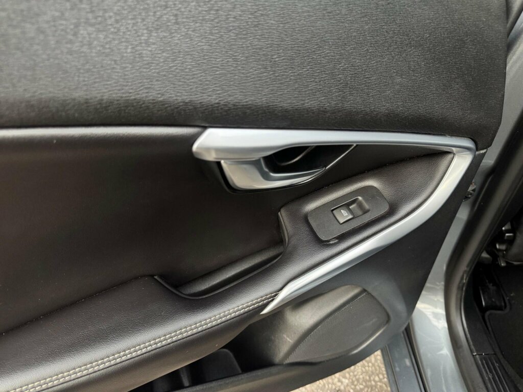 Volvo V40 Hatchback Black #33